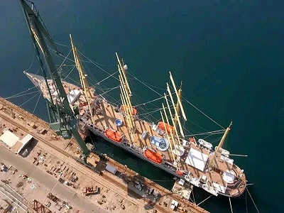 世界最大の帆船は海洋旅行に備えています